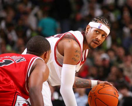 C罗挑战机器人守门员，射门频频被挡出，最后抓住漏洞进球