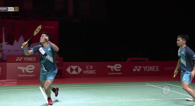 气坏了！沈梓捷补防被吹犯规抱怨绕场 犯满离场